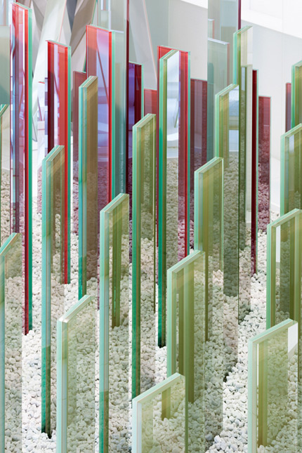 サムネイル:大野力 / sinatoによるAGC studioでのインスタレーション「MULTIFACETED」