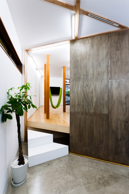 サムネイル:OUVI + A-ASTERISKによる住宅兼美容院